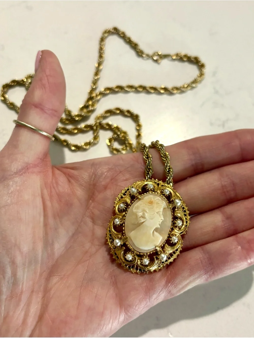 Vintage Florenza Cameo Pendant Brooch Necklace Gold Tone Faux Pearl 30”